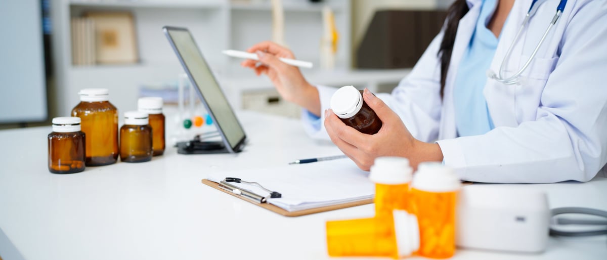 Profesional de salud de Domivare revisando la información de un medicamento en una tablet durante una visita a domicilio en Guadalajara